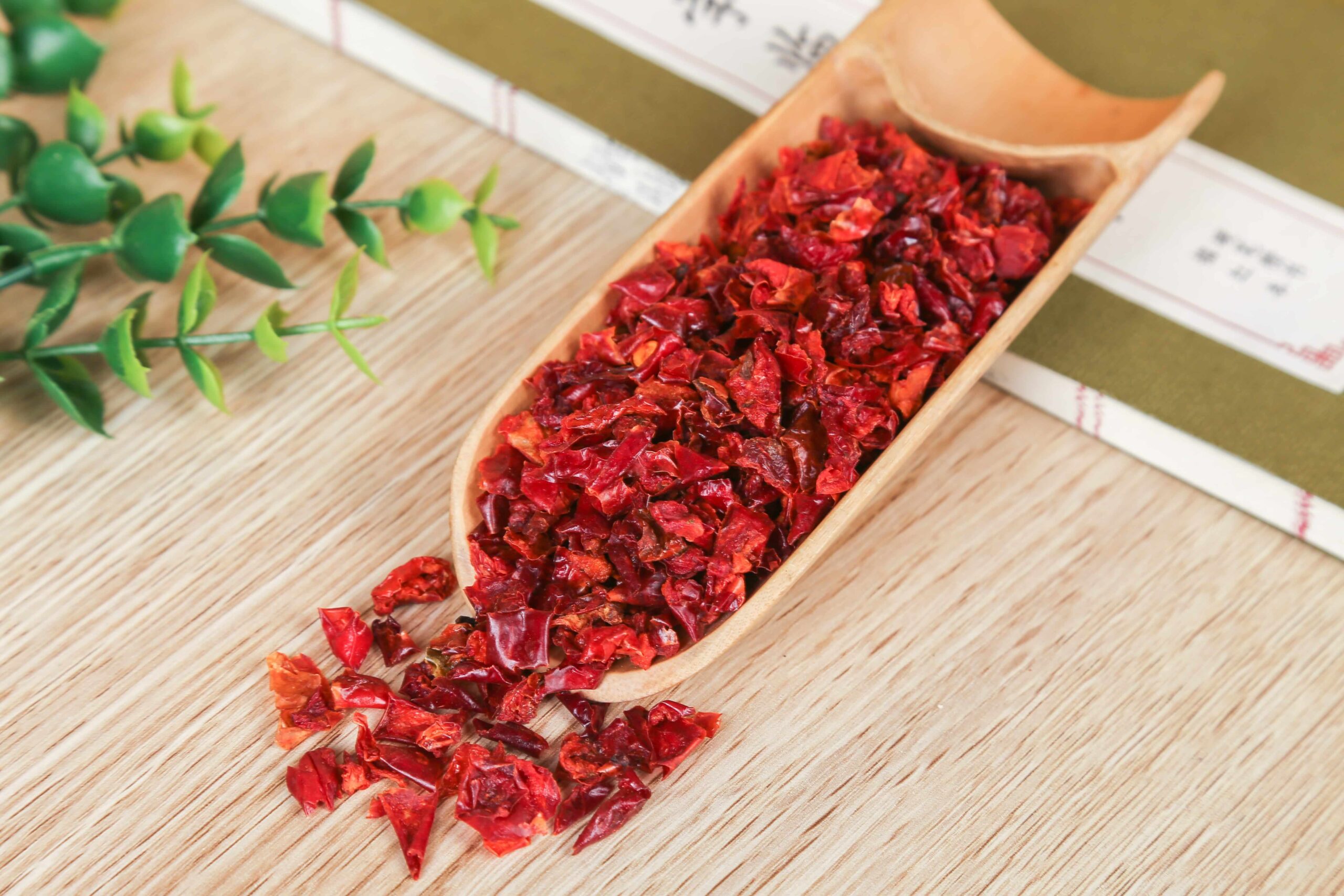Dehydrated red chili pieces for chilli powder grade selection