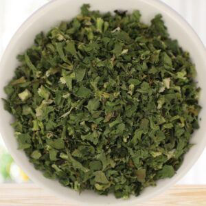 Dehydrated celery flakes and granules with natural green color for food processing