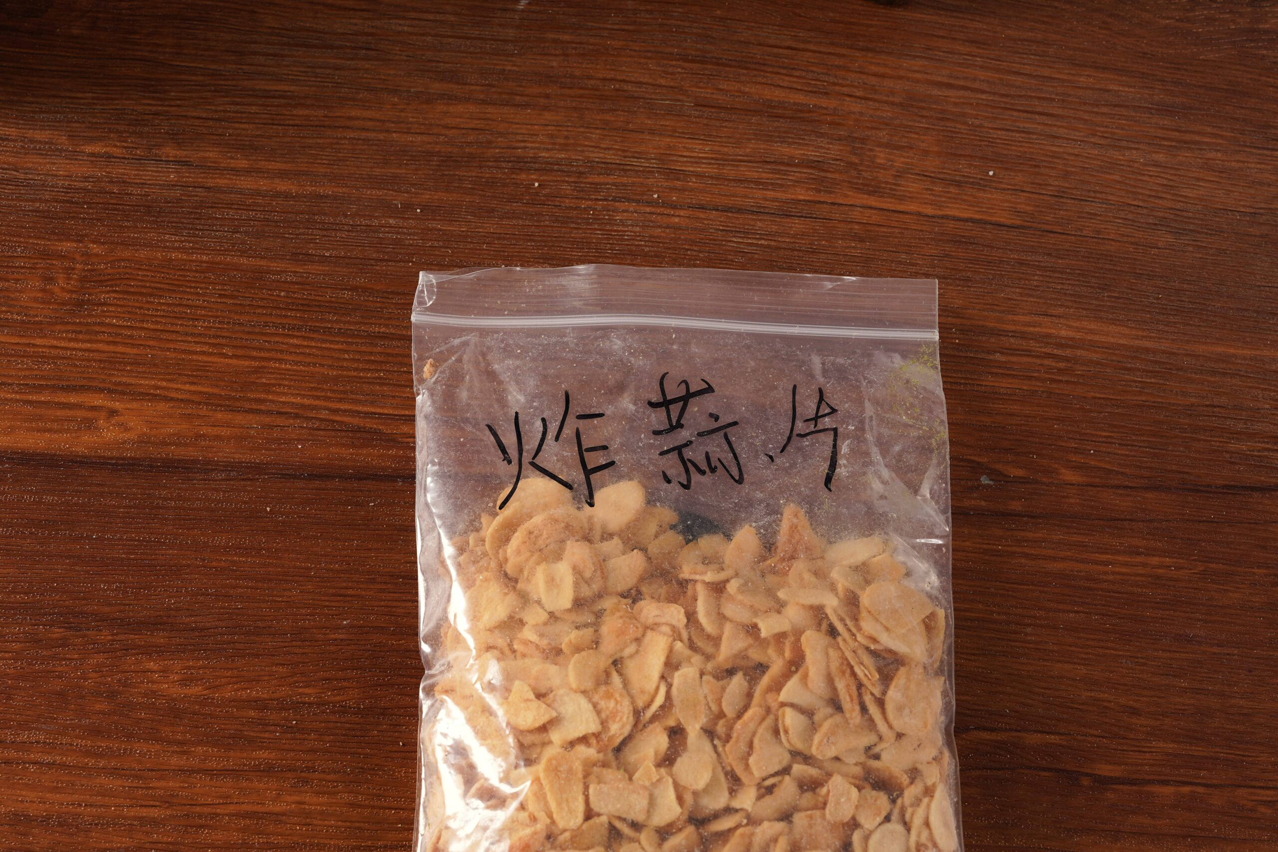 Bulk fried garlic chips for snack food processing