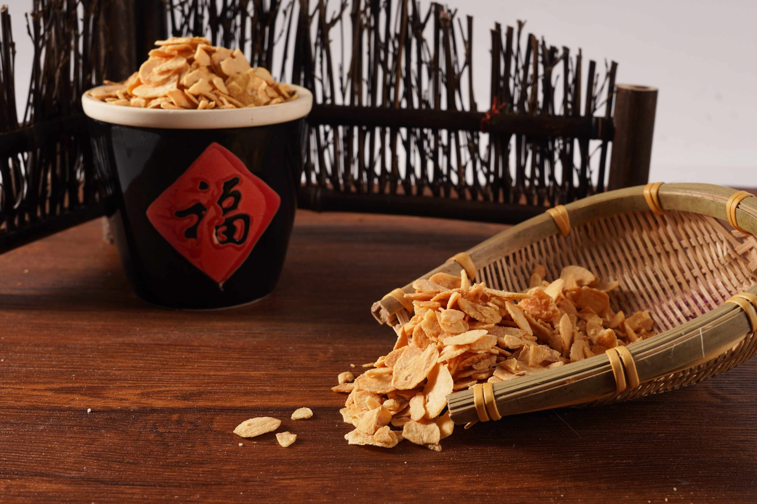 Crispy fried garlic chips topping ingredient