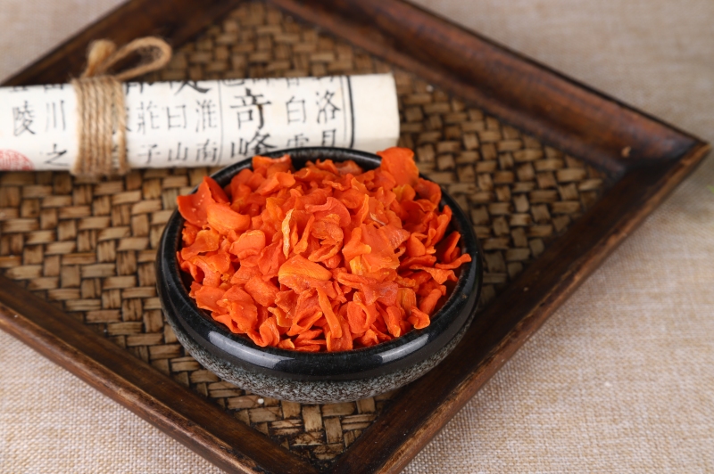 Dehydrated carrot flakes with bright natural orange color, air dried and food grade