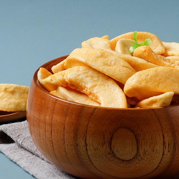 Vacuum fried yellow peach slices flat lay display, abundant golden slices with crispy appearance